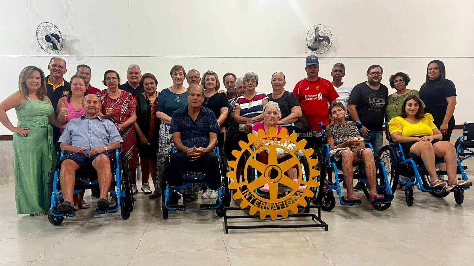 Rotary Club de Monte Aprazível realiza entre das cadeiras de rodas do projeto 