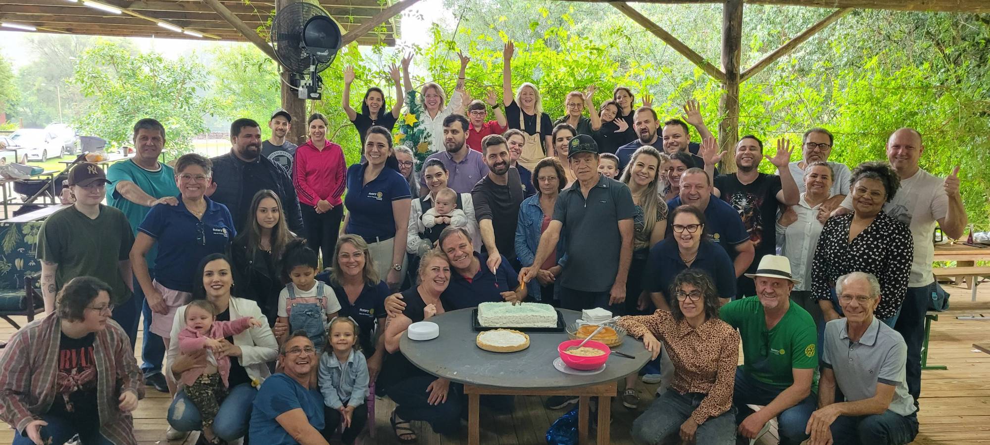 Companheiro Roberto Macari cortando o bolo em comemoração a seu aniversário