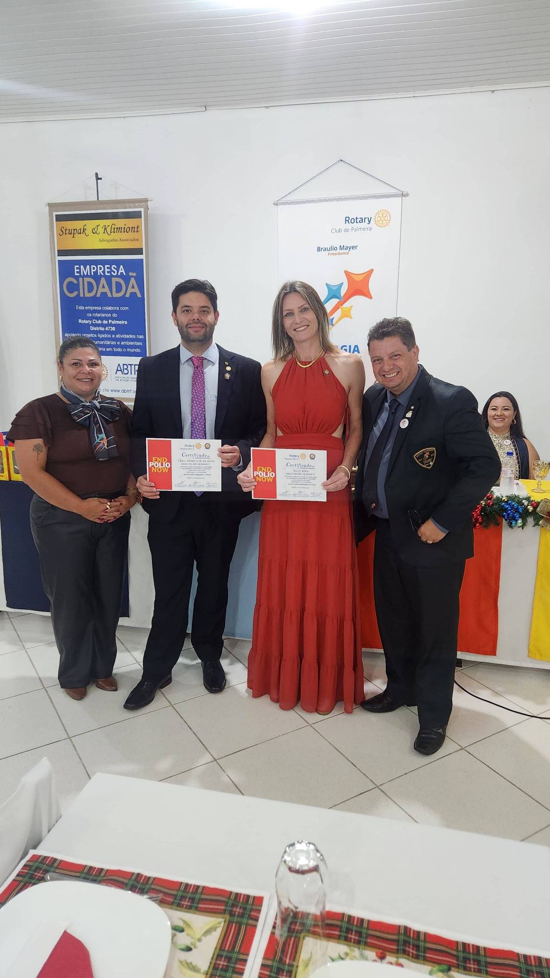 Companheiros Fabio e Rute recebem do Governador o Certificado de Doadores Pólio Plus Society