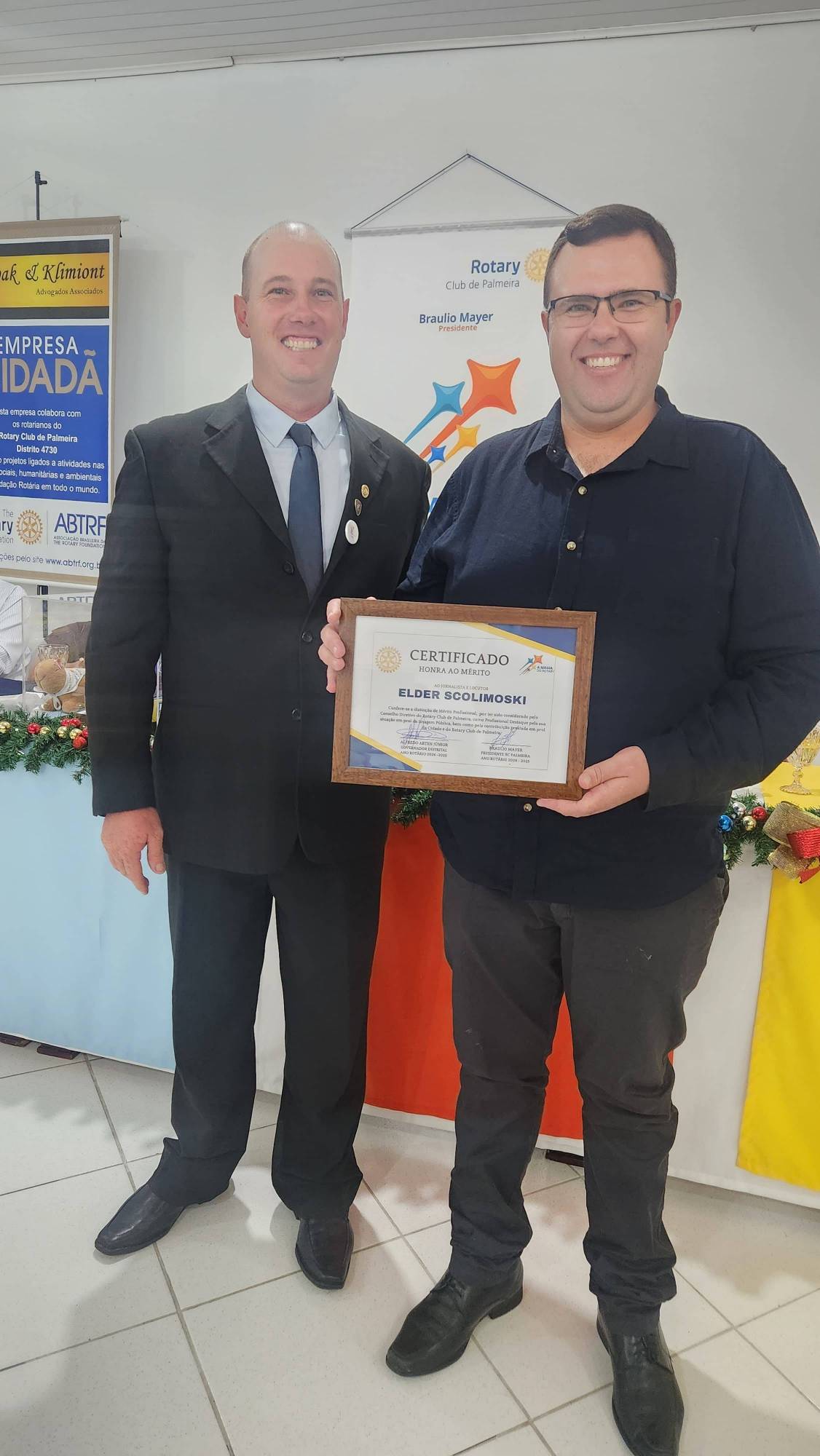 Presidente Braulio Mayer entregando o mérito ao Jornalista Elder Scolimoski.