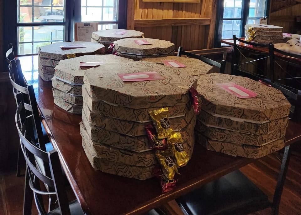 Pizzas prontas e embaladas à serem retiradas.