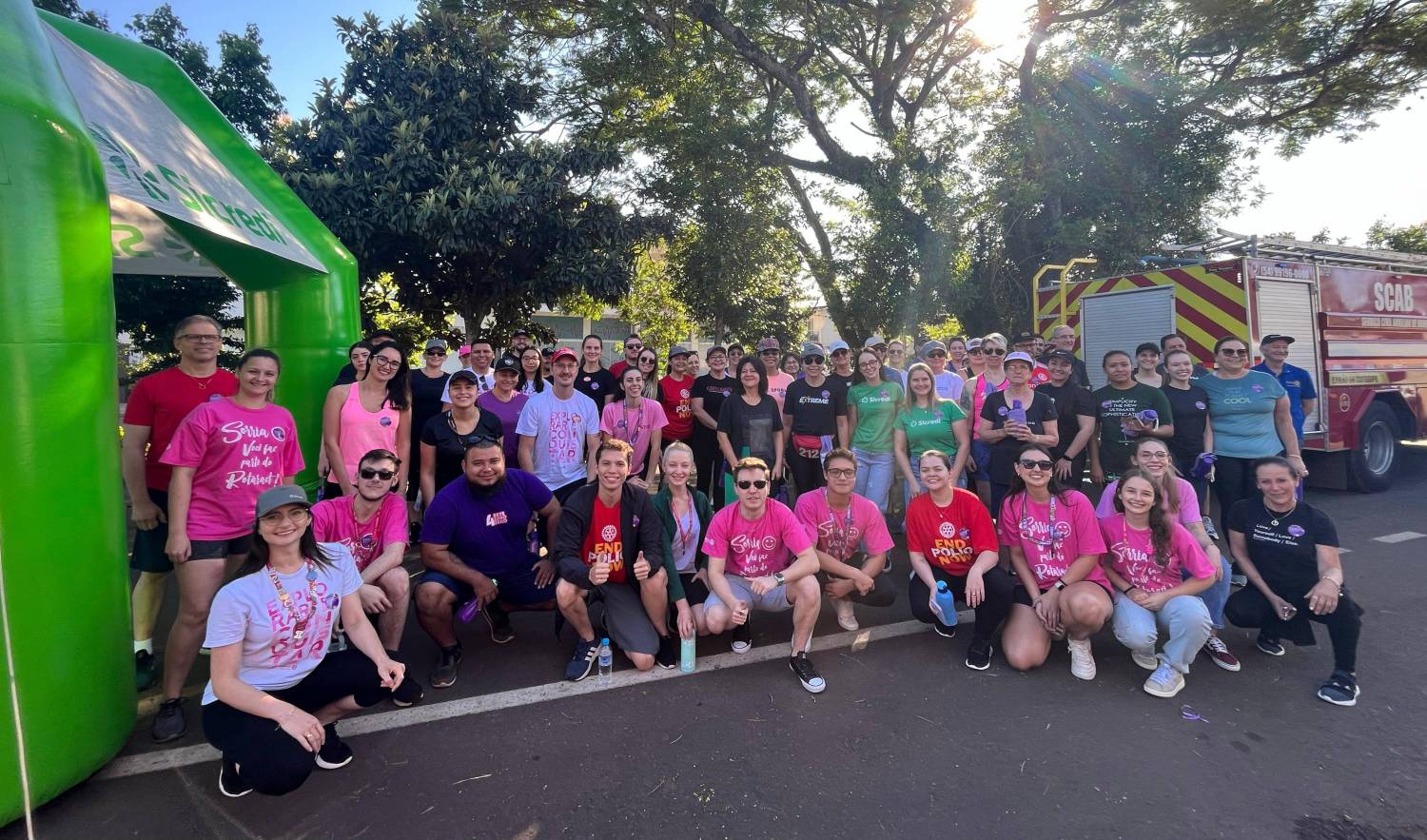 Organizadores, parceiros e participantes reunidos antes de iniciar o percurso. 