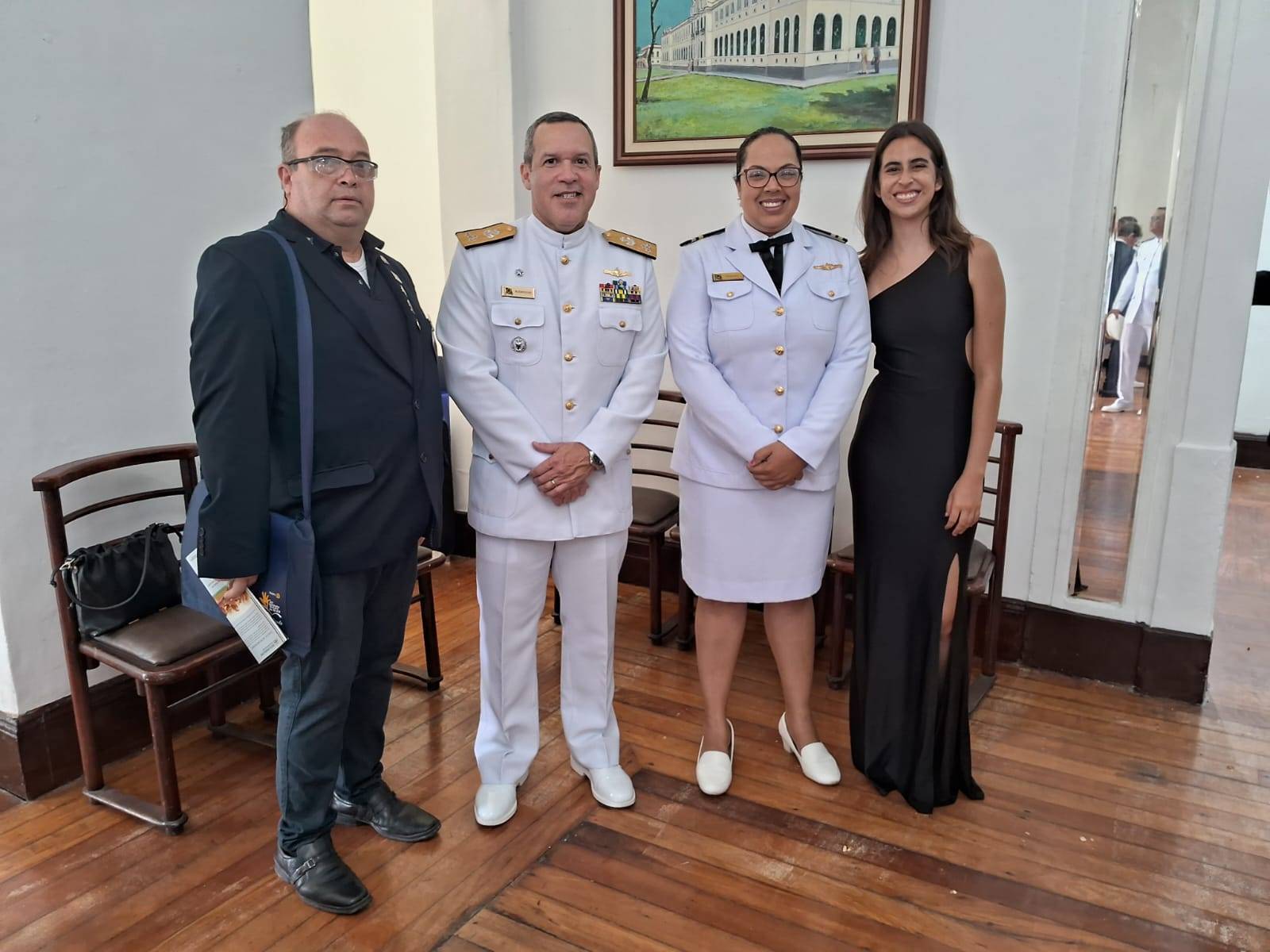 O Comandante Geral da Escola Naval junto ao presidente Mesquita e a intercambista Fátima Medrano.