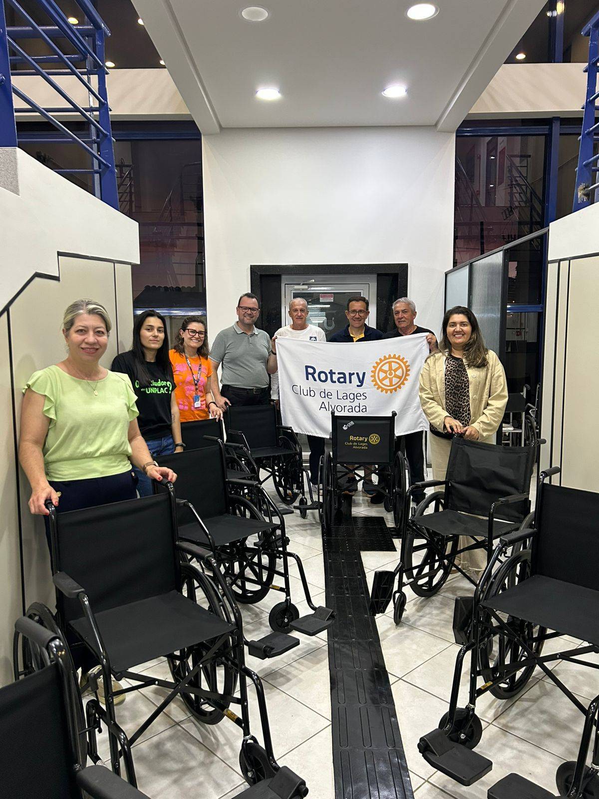 Presidente Mauricio Menolli com integrantes do Lages Rotary Alvorada e equipe da UNIPLAC