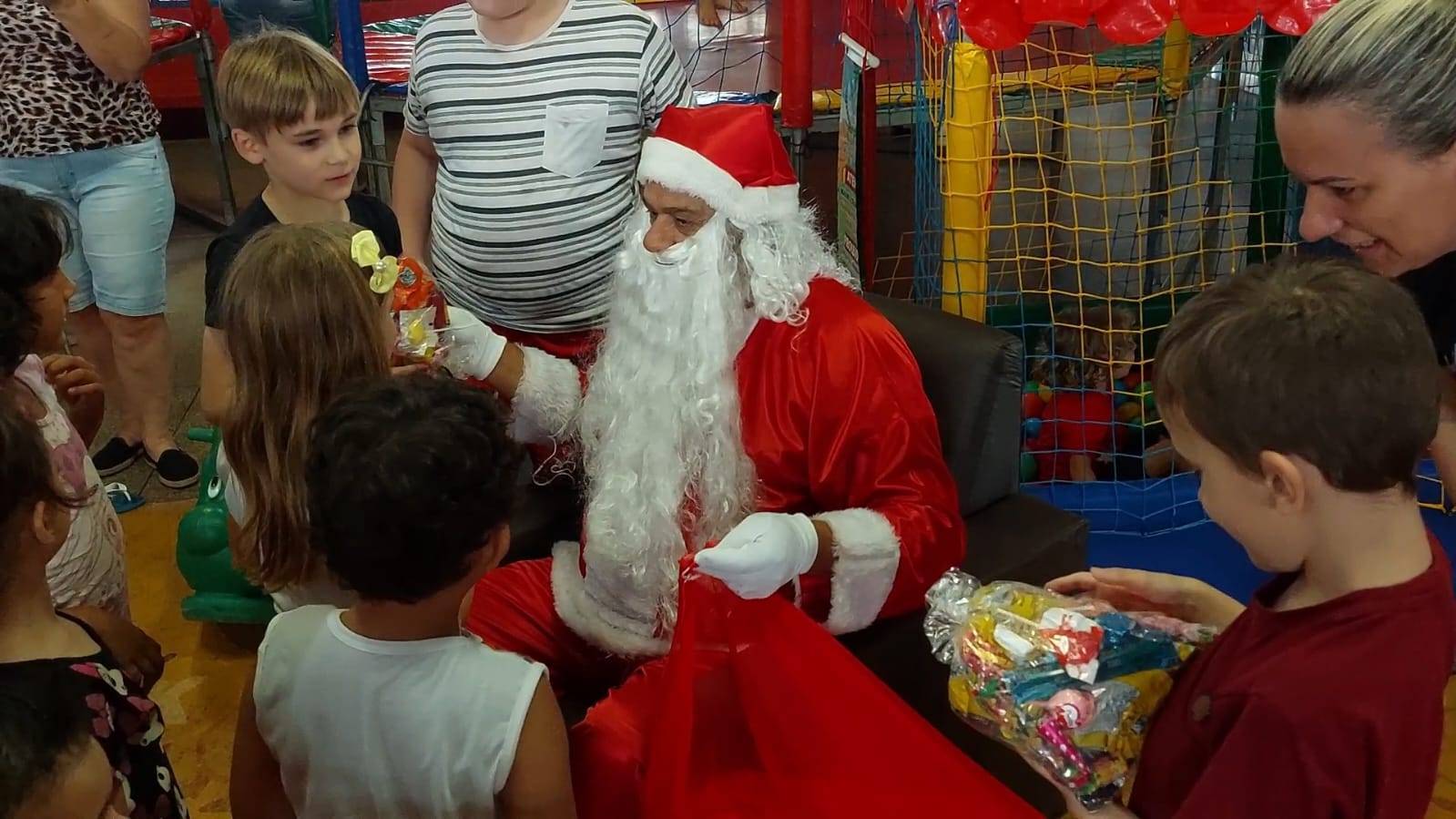 Rotary Club de Nova Prata do Iguaçu doa 50 cestinhas para o 1º natal da AMA