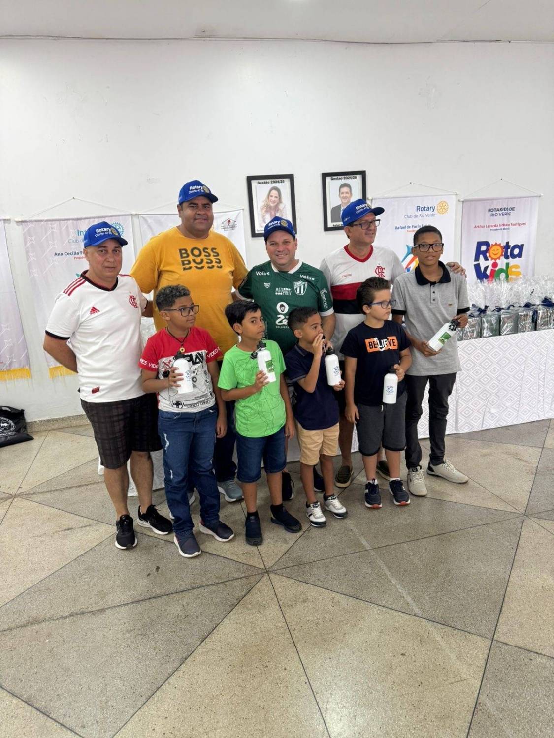 Presidente RC de Rio Verde Rafael de Faria Freite junto a alunos e companheiros 