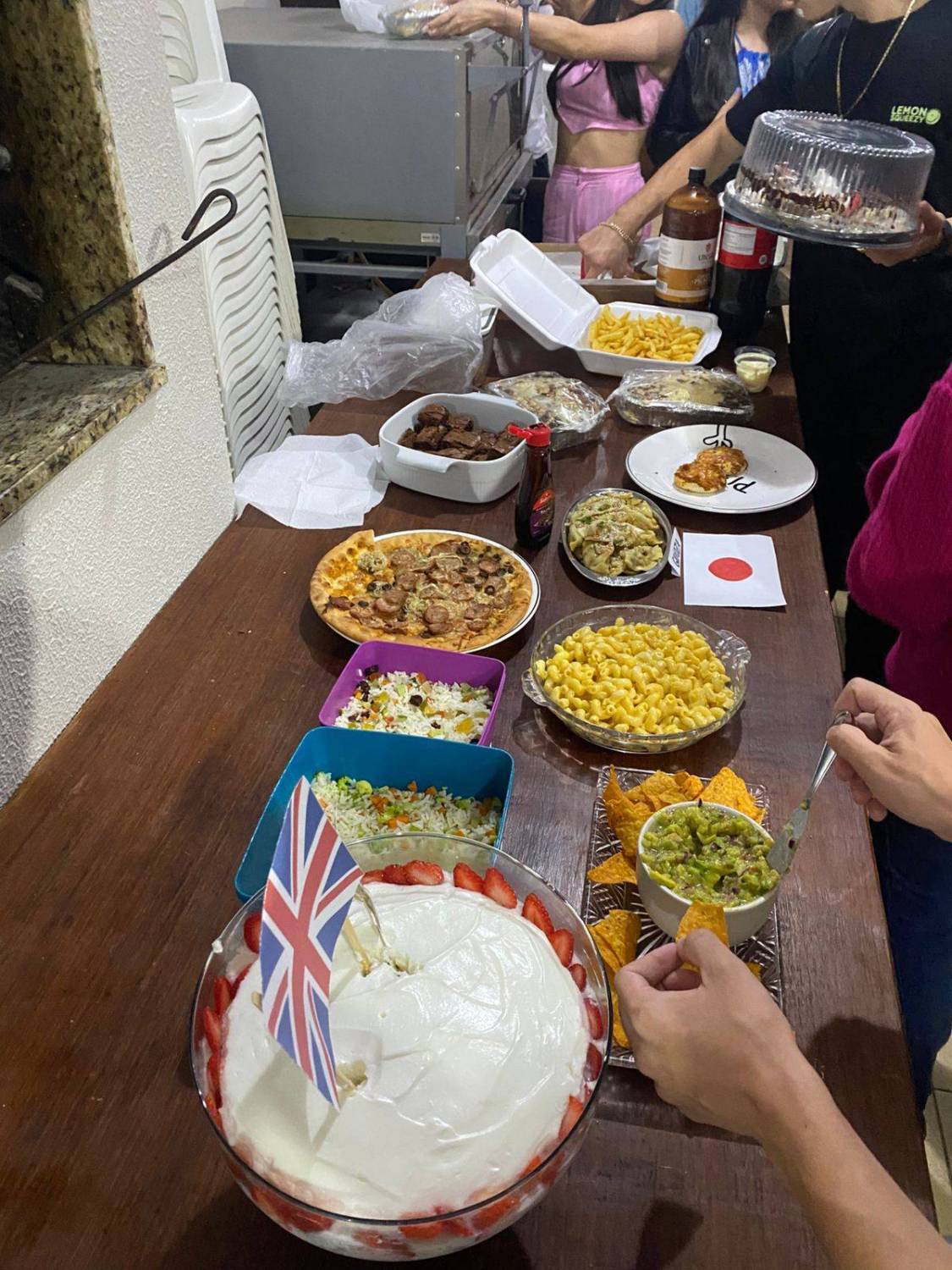 Interact Club de Frederico Westphalen realiza o projeto “Interact sem Fronteiras: Volta ao Mundo”  No dia 13 de dezembro, o Interact Club de Frederico Westphalen promoveu o projeto “Interact sem Fronteiras: Volta ao Mundo”. A ação proporcionou uma rica exploração cultural de diversos países, com o objetivo de ampliar o conhecimento sobre diferentes culturas e desenvolver a oratória dos participantes.  Os membros do clube foram divididos em grupos, e cada equipe ficou responsável por apresentar um país, explorando aspectos como cultura, curiosidades, pontos turísticos e gastronomia. Entre os países representados estavam Brasil, Argentina, México, Itália, Alemanha, Japão, entre outros.  Além das apresentações, cada grupo preparou pratos típicos dos países escolhidos, que foram compartilhados em um lanche multicultural, promovendo a integração entre os membros.  O projeto “Interact sem Fronteiras: Volta ao Mundo” foi uma oportunidade enriquecedora para os participantes, permitindo não só o aprendizado sobre outras culturas, mas também o fortalecimento da união dentro do clube.