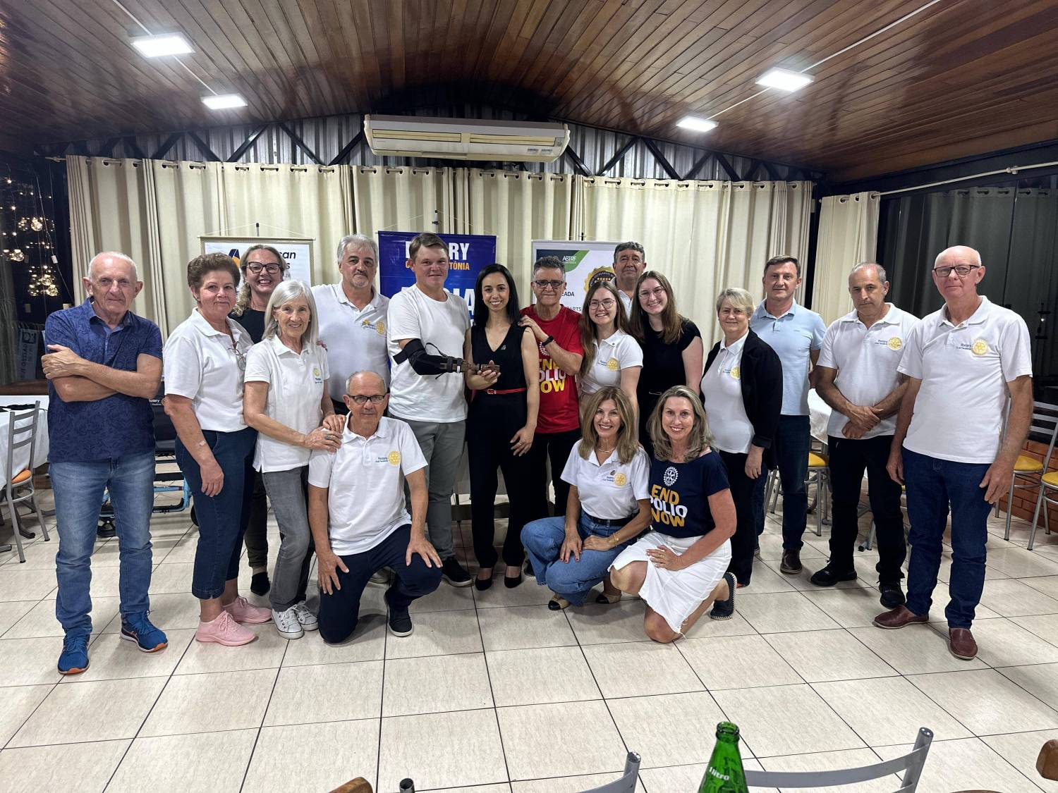 Integrantes do Rotary e convidados presentes na entrega