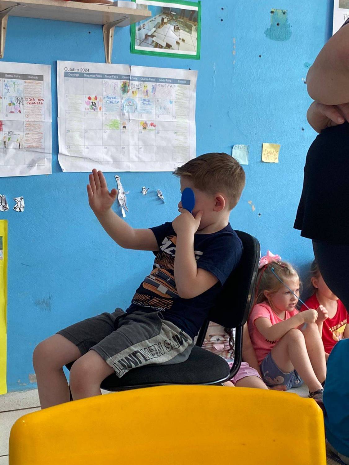 foto tirada durante o projeto onde menino está tendo sua consulta com a médica.