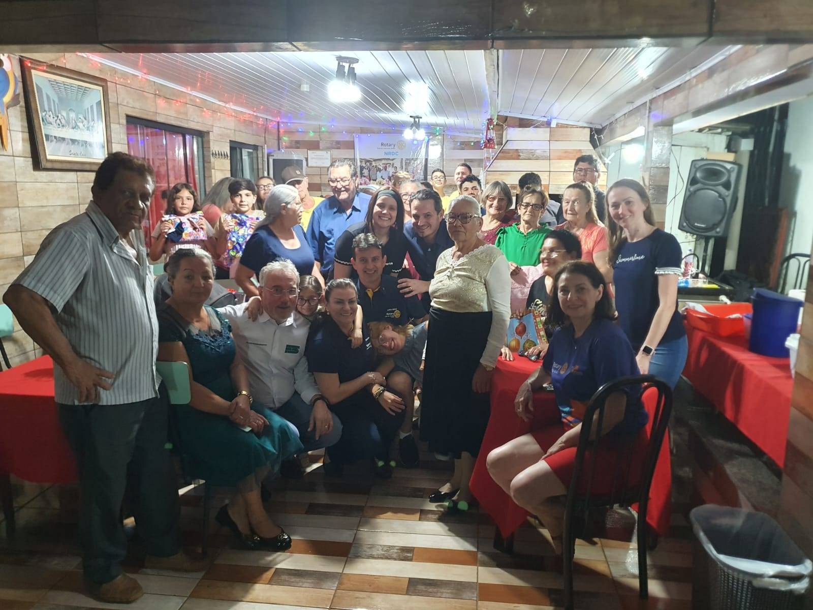 Todos felizes com seus presentes de fim de ano, neste encerramento memorável