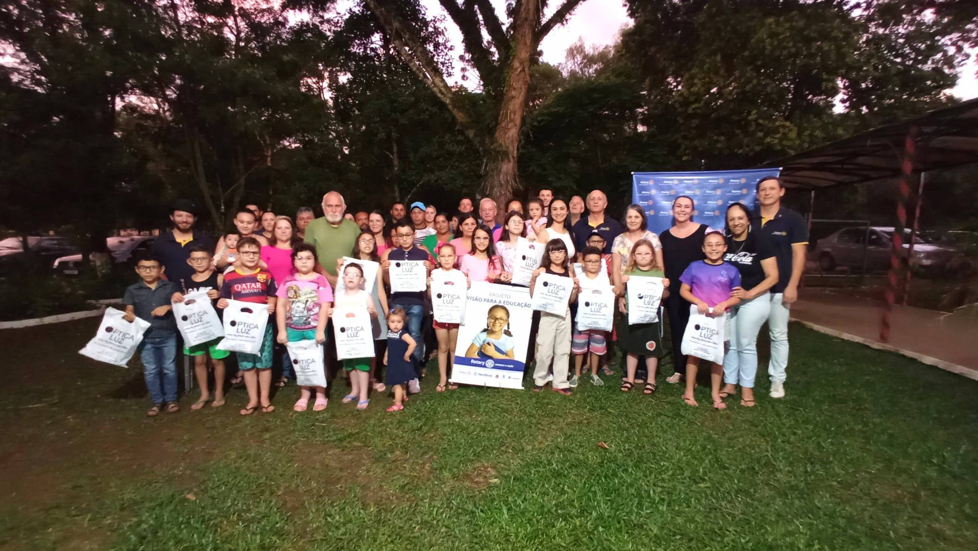 Entrega dos óculos para aos alunos na escola João Pedro de Oliveira, em Três Barras