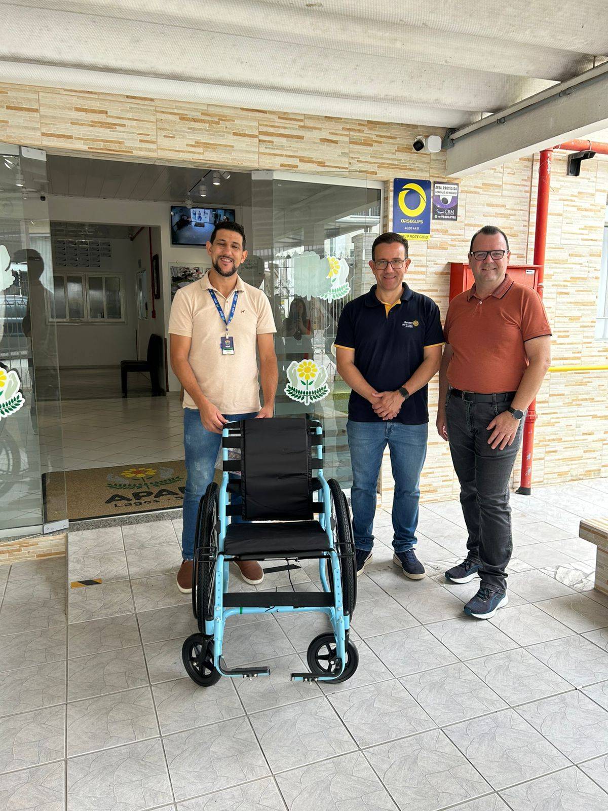 Entrega da cadeira na APAE Lages