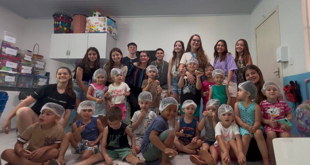No dia 18 de dezembro de 2024, o Interact Club de Frederico Westphalen realizou o projeto Sabores de Natal na Creche João Paulo II. O objetivo foi decorar bolachas natalinas com as crianças do Jardim I, promovendo um ambiente de união e interação.  Durante a atividade, as crianças foram divididas em grupos para decorar as bolachas com confeitos e canetinhas comestíveis, estimulando a criatividade e a coordenação motora. Enquanto decoravam, elas compartilharam histórias e gostos com os membros do clube, tornando o momento ainda mais acolhedor, interativo e especial.  Para finalizar, as crianças participaram de brincadeiras como “morto-vivo”, e também houve a integração de três novos associados que estão em fase de experiência no clube. O projeto foi um sucesso, proporcionando memórias natalinas especiais para as crianças e os membros do clube.