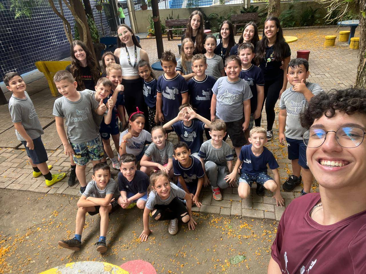 Interactianos e crianças após a palestra e dinâmica.