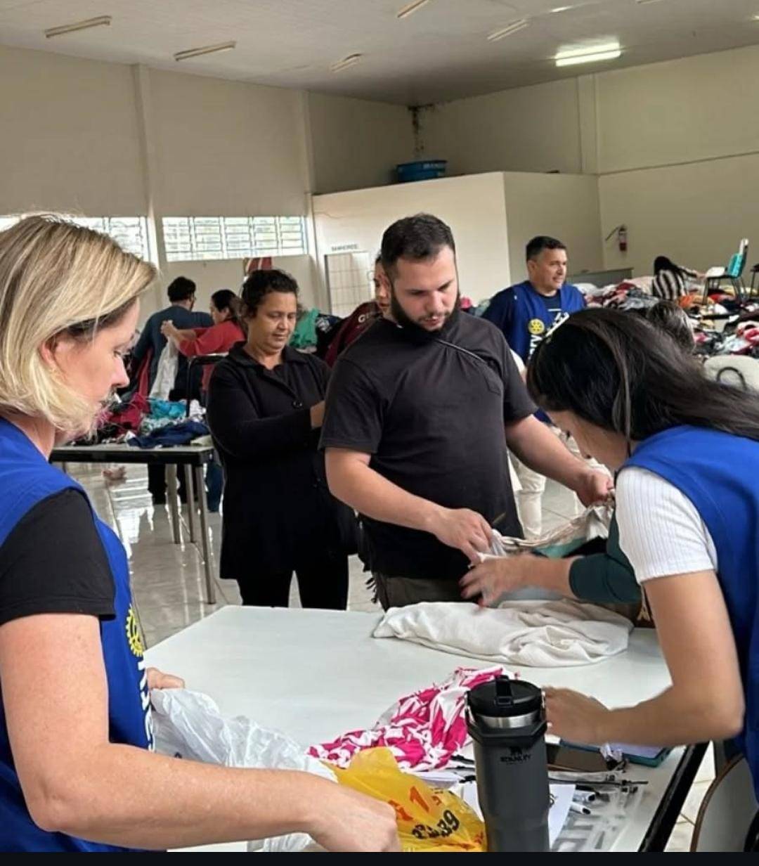 companheiros Tallita, Cynthia, Nanci, Rosi, Paula e Venturini comparecem no bazar para o serviço solidário.