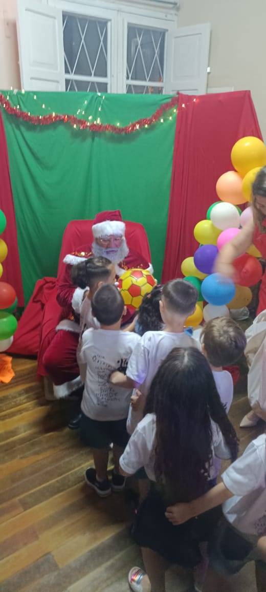 Rotary Club de Jaguarão,representado por sua presidente Renata Termesana ,no dia 13/12/2024 ,faz a entrega de brinquedos ,que foram distribuídas pelo Papai Noel no Clube 24 de Agiosto ,numa festiva que acolheu 125 pessoas. Um festivo jantar,com brincadeiras e presentes.