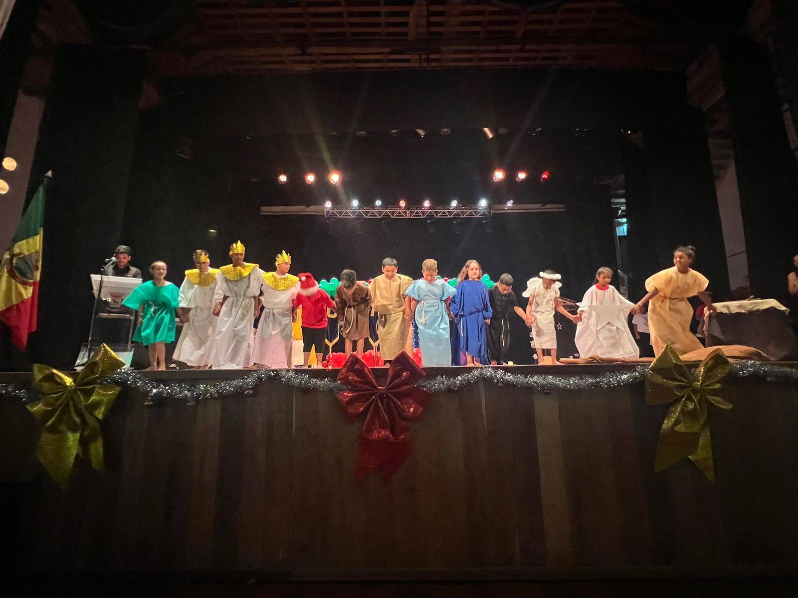 No dia 16/12/2024 ,no Theatro Esperança,ás 20:00 hs,o Projeto Case ,fez o encerramento de suas atividades ano 2024,com apresentações de música ,dança e encenação sobre o nascimento de Jesus,numa festa linda com os 100 alunos envolvidos nas apresentações. Público assistindo 540 pessoas.Como parceiro do Projeto Case ,o Rotary Club de Jaguarão sente-se honrado em estar junto a esses alunos,e deseja felizes festas.Cerimonialista  o rotariano Eriton Sousa.