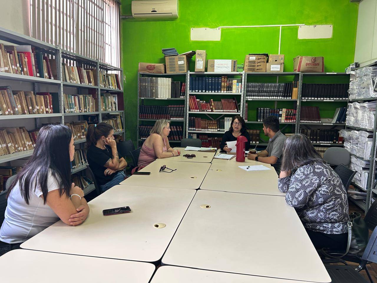 Nesta manhã de 18/12/2024,reuniram se na Biblioteca Publica de Jaguarão,o Conselho de Assistência Social do Município de Jaguarão(CMAS),o conselheiro titular pelo Rotary Club de Jaguarão,e Presidente desse conselho Eriton Sousa,conduziu a reunião que tratou de assuntos referentes a Assistência Social municipal,prestação de contas.