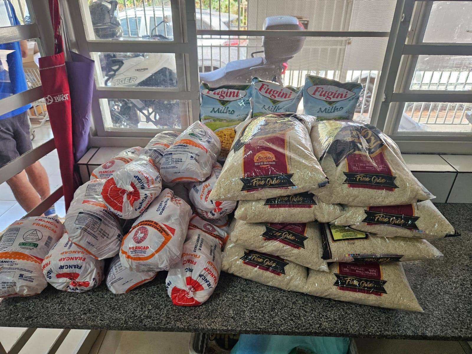 DOAÇÃO DE ALIMENTOS E MATERIAL DE LIMPEZA À CASA DA SOPA PELA CASA DA AMIZADE DO BRASILIA-LESTE.