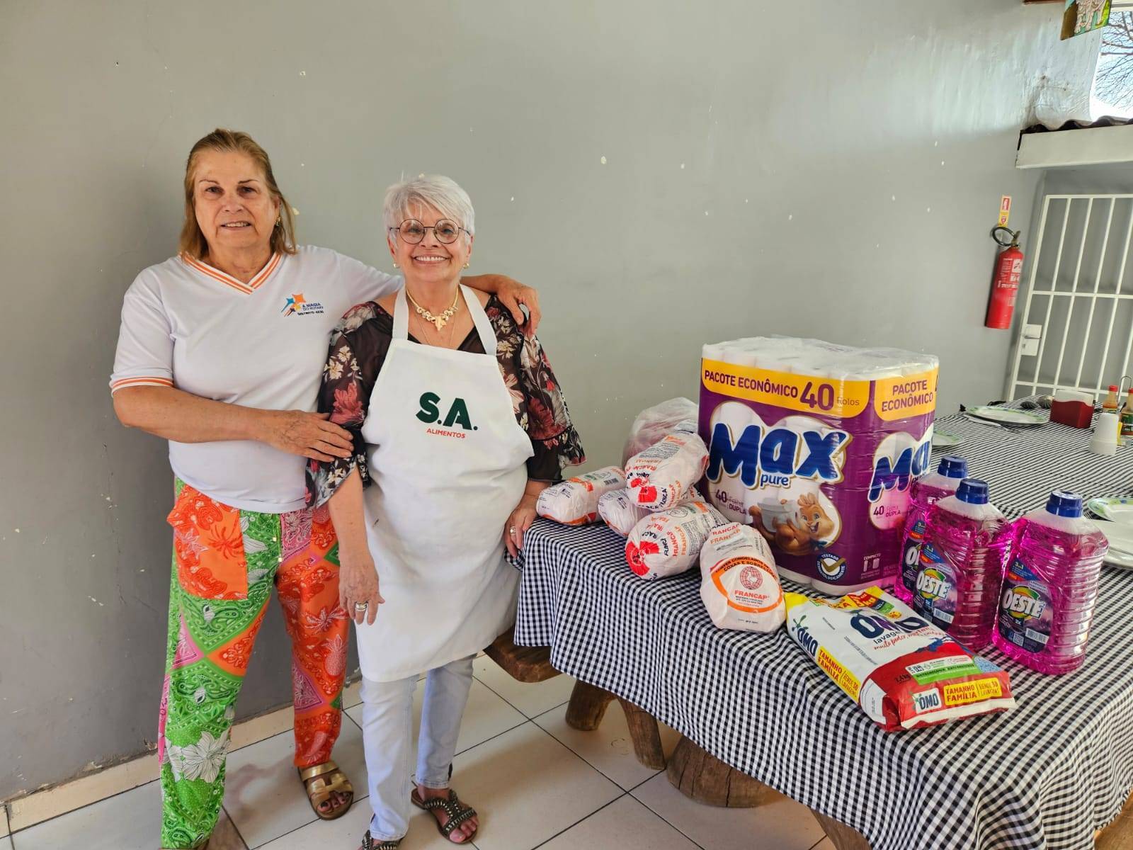 DOAÇÃO AO INSTITUTO VIDA POSIVITA VICK TAVARES PELA CASA DA AMIZADE DO BRASÍLIA-LESTE E ESPOSAS DOS GOVERNADORES.