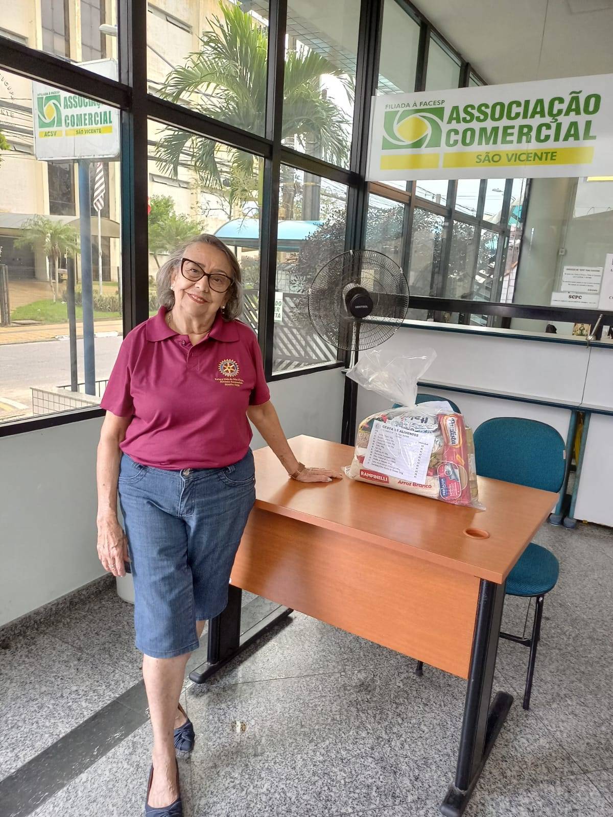 Doação  da companheira aos desabrigados de Peruíbe