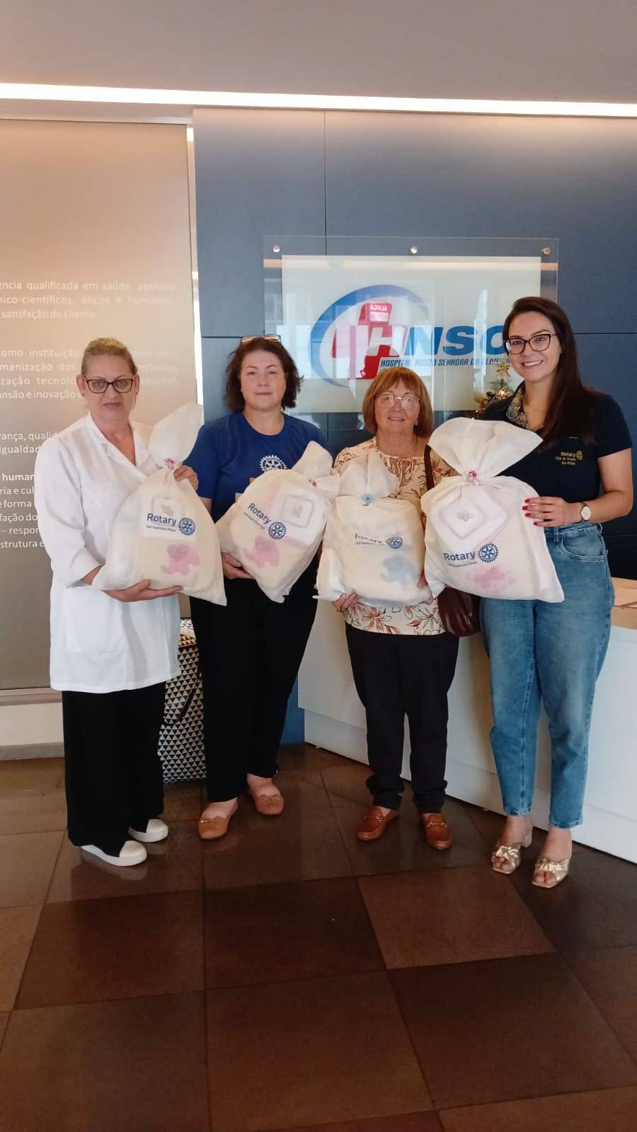 Entrega dos 10 kits do projeto cegonha ao HNSO