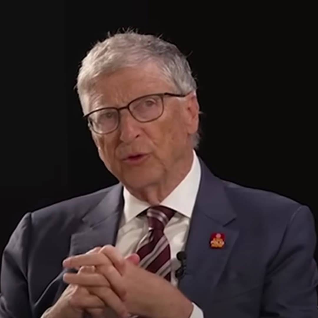 Bill Gater Usa Boton da Campanha End Polio Now durante Entrevista Concedida pela CNN 