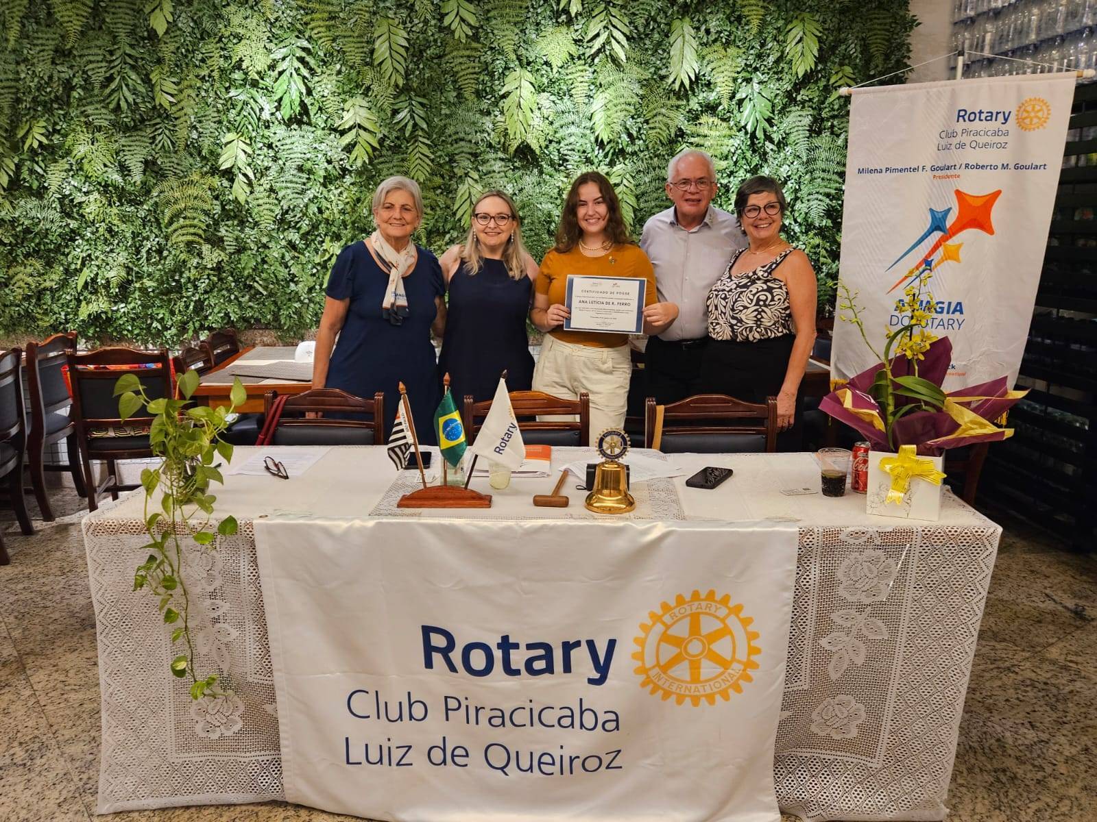 Letícia no centro recebendo o certificado de associada