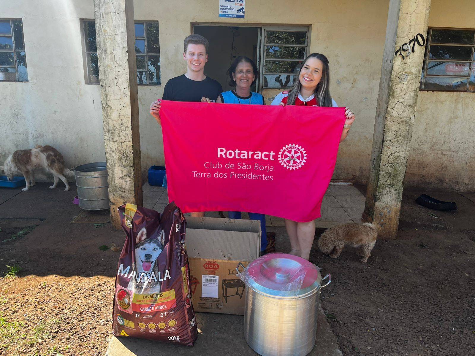 Foto oficial dos membros do clube com Marta Braga vice diretora da ACOPASB