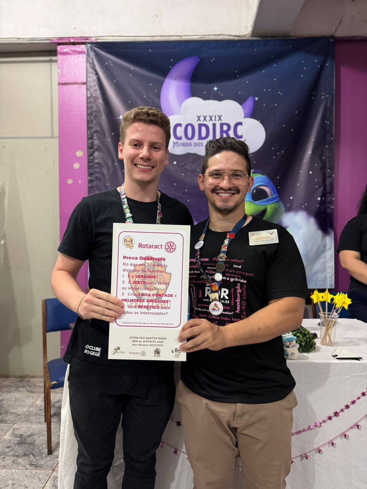 Na foto Presidente do Rotaract Terra dos Presidentes Felipe Petry e o RDR Vitor Ribas