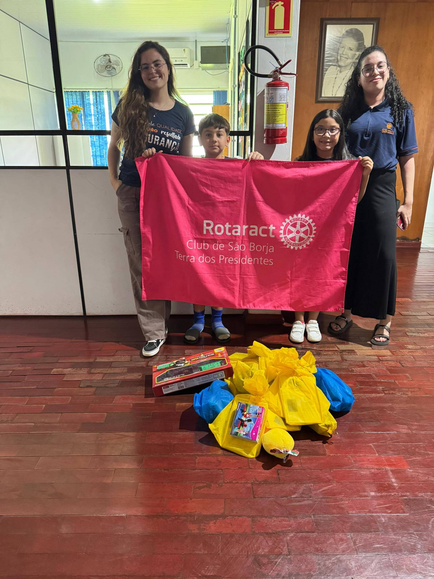 entrega de presentes na escola CETIM no Dia do Voluntário Rotário