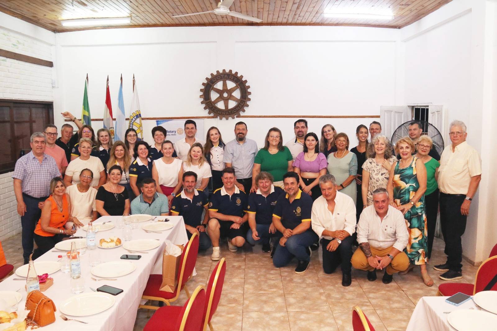 Encontro entre Rotary Club de Marechal Cândido Rondon Guarani e Rotary Club de Puerto Iguazú promoveu troca de experiências e planejamento de projetos conjuntos.