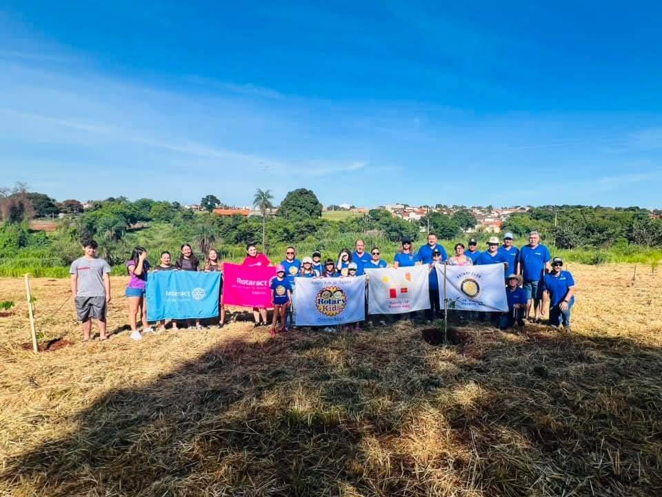 Família Rotária de Itápolis Realiza Projeto de Arborização no Bairro da Cidade com Apoio da Prefeitura Municipal
