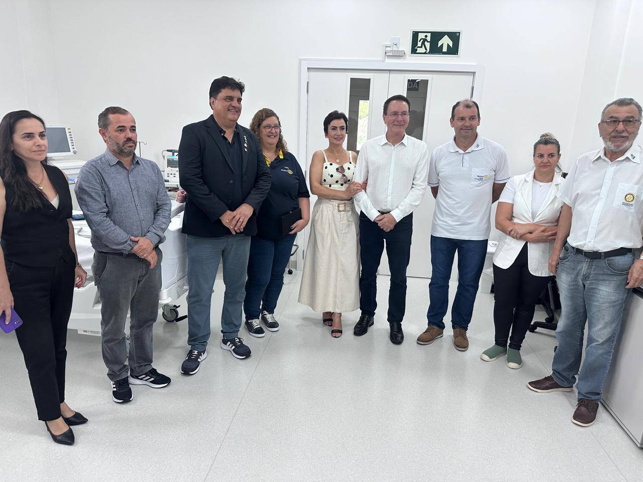 Prestigiando a entrega de equipamentos da UTI ontem à tarde: Cíntia Ramos (secretária de Saúde), Rivelino Clemente (administrador do Hospital Intermunicipal), governador do Distrito 4640, Luiz Carlos Alves de Oliveira com a esposa Katia, primeira dama Rose e o prefeito Antonio Pedron, os rotarianos Josoel Matins Mann e Odinei Farias, e a enfermeira Jusenia Santos.