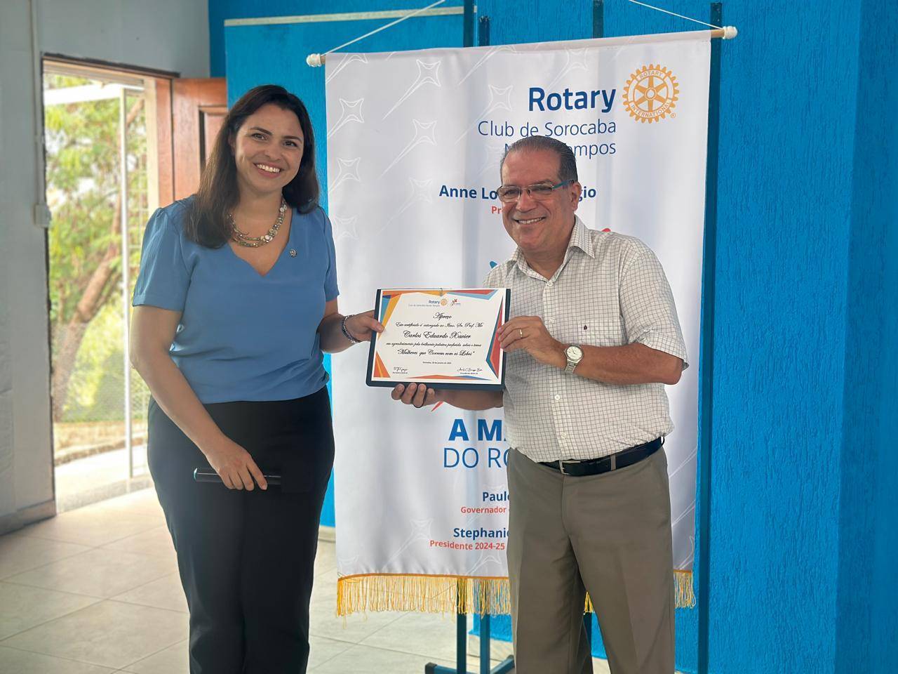 Pres. Anne Baseggio entrega certificado de apreço ao palestrante Prof. Carlos Xavier 