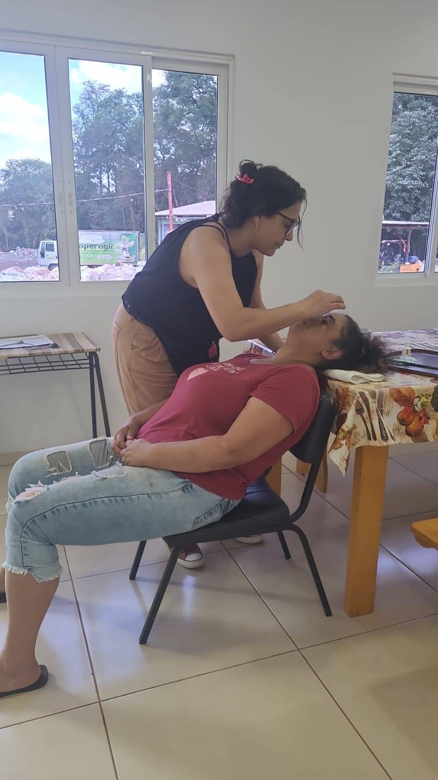 Evento na ASCAMAR ofereceu palestra sobre prevenção, autoexame e um dia especial de beleza para mulheres da comunidade.