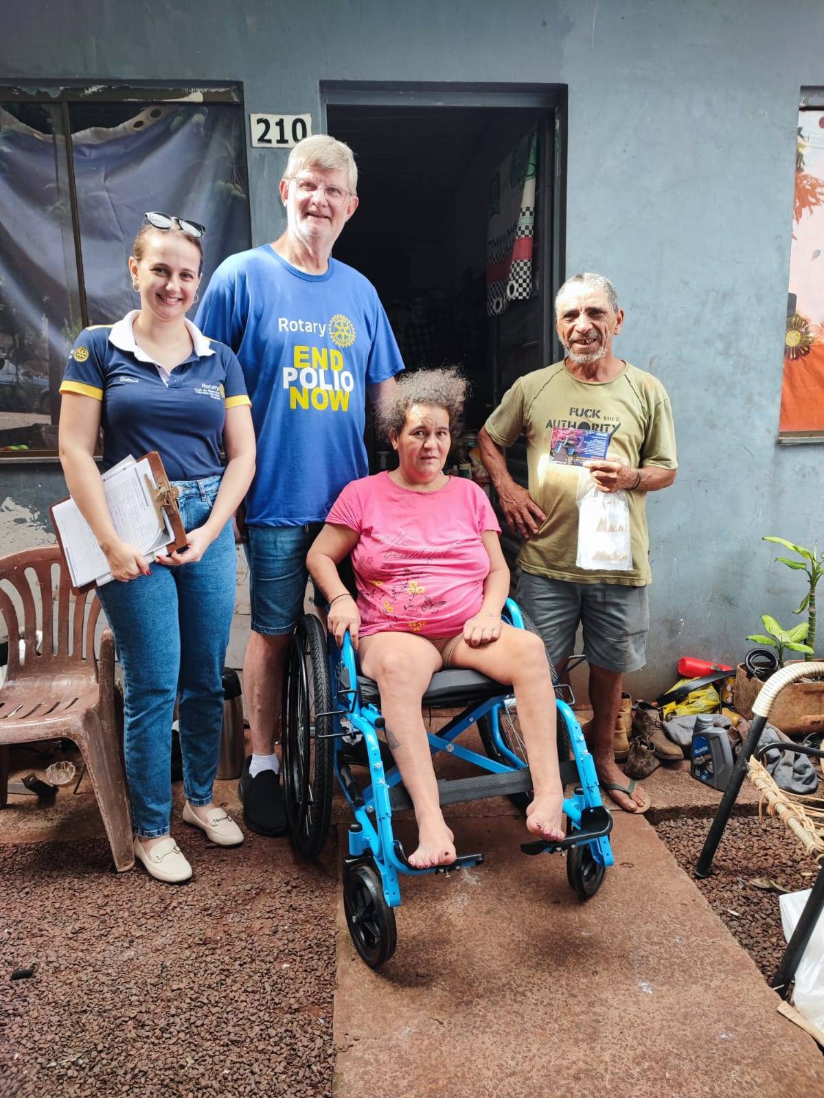 Integrantes do clube participam de treinamento e montagem de cadeiras de rodas para promover inclusão e autonomia de pessoas com mobilidade reduzida.