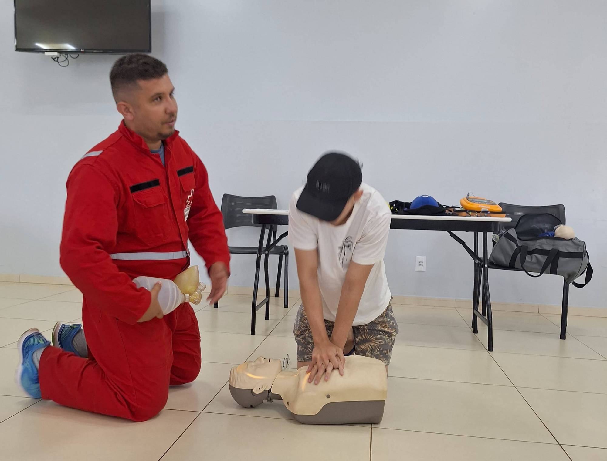 Interactiano junto a profissional da Cruz Vermelha apresenta técnica de primeiro socorros.