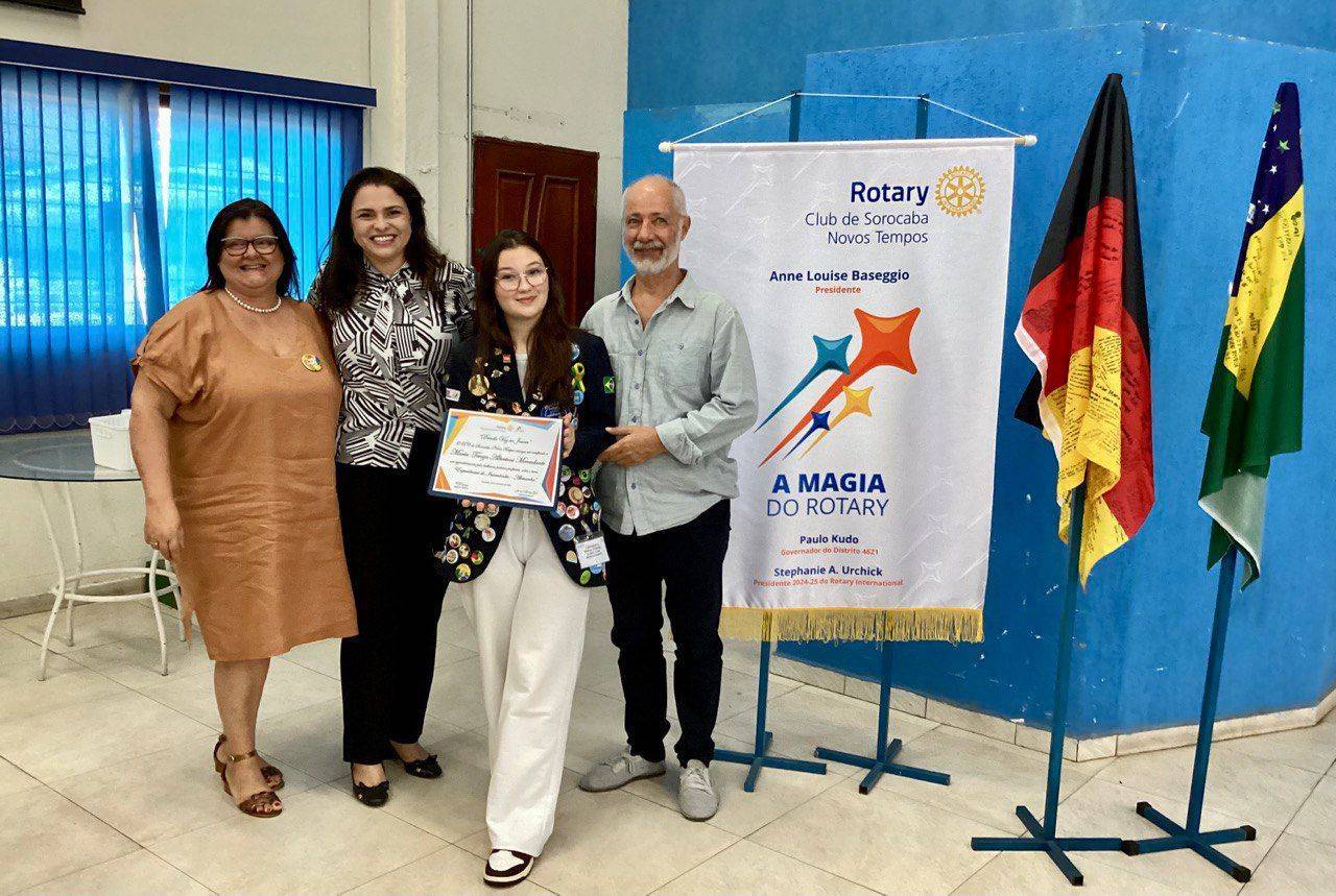 Projeto Dando Voz ao Jovem Intercambista - Alemanha - Maria Tereza Albertoni, seus pais e Presidente Anne Baseggio