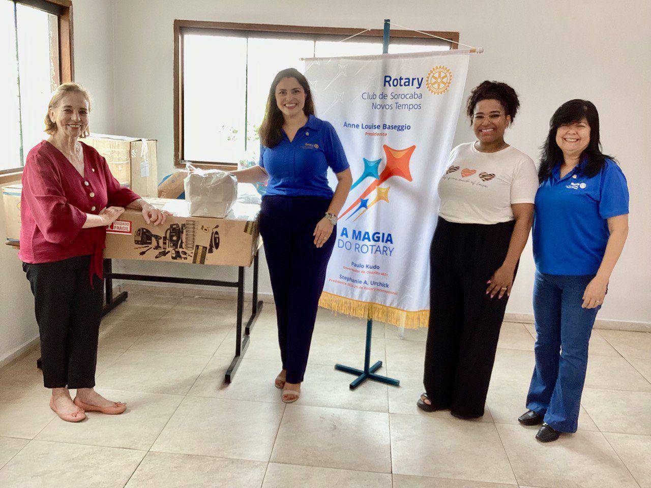 Pres. Anne Baseggio, Maria Helena Rodrigues, Míriam Pezzotta, entregam as meias coletadas para a representante da PUKET, Stefany.
