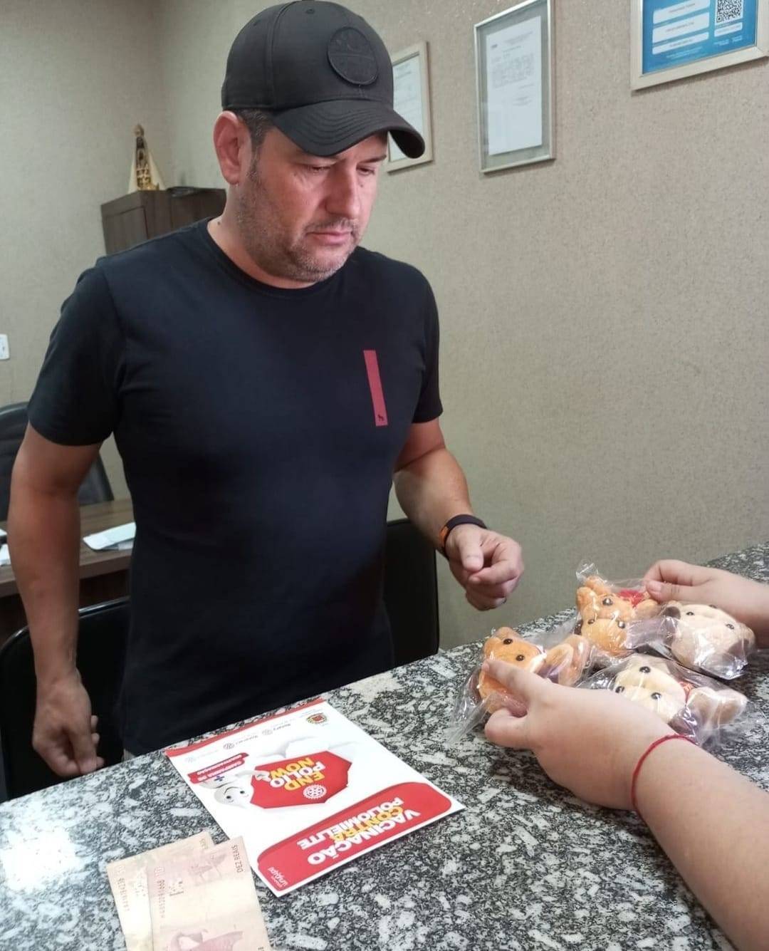 No dia 24 de janeiro, o Rotary Club e o Interact Club de Ariranha arrecadaram fundos para a campanha End Polio Now no comércio local