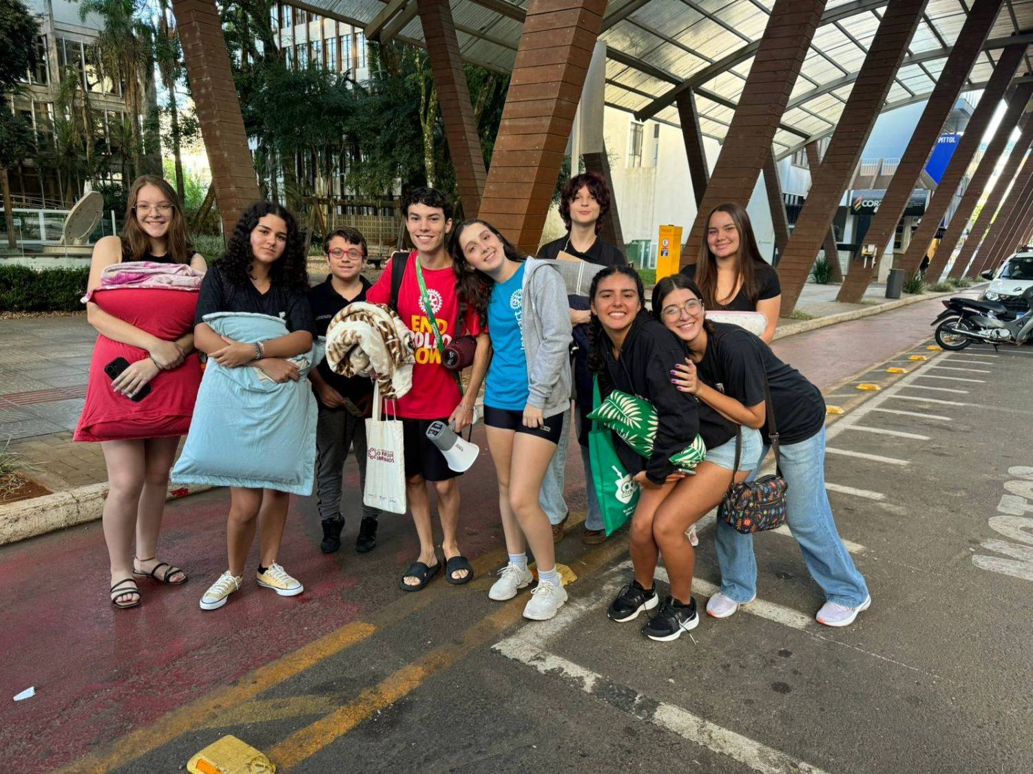 Interact Club de Concórdia na Rua Coberta antes do evento