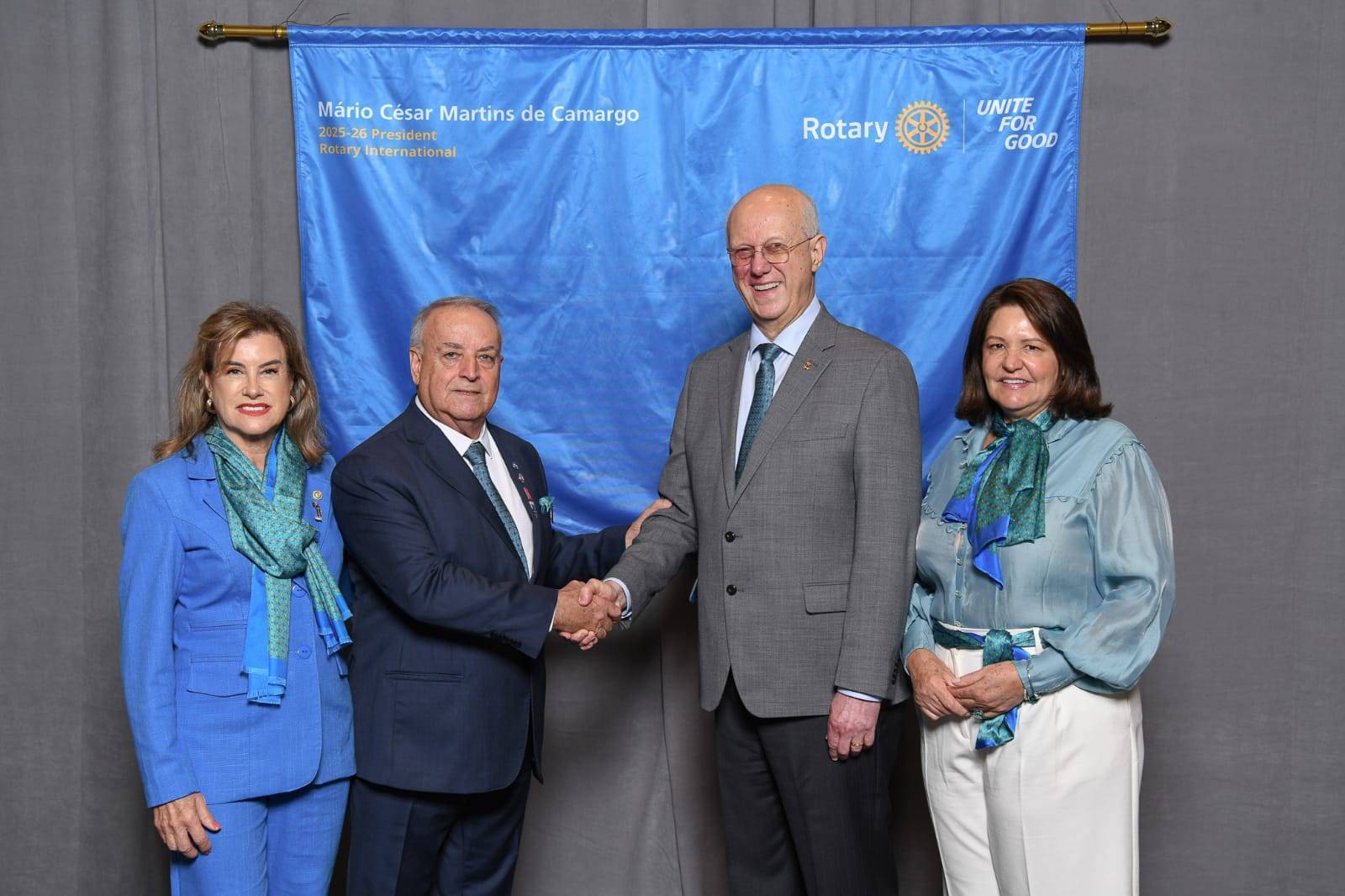 Foto oficial do Gov. Eleito do Distrito 4660 João Francisco Estula e sua esposa Ana Garrido com o casal Presidente do RI 2025-26 Mário César Martins de Camargo e Denise