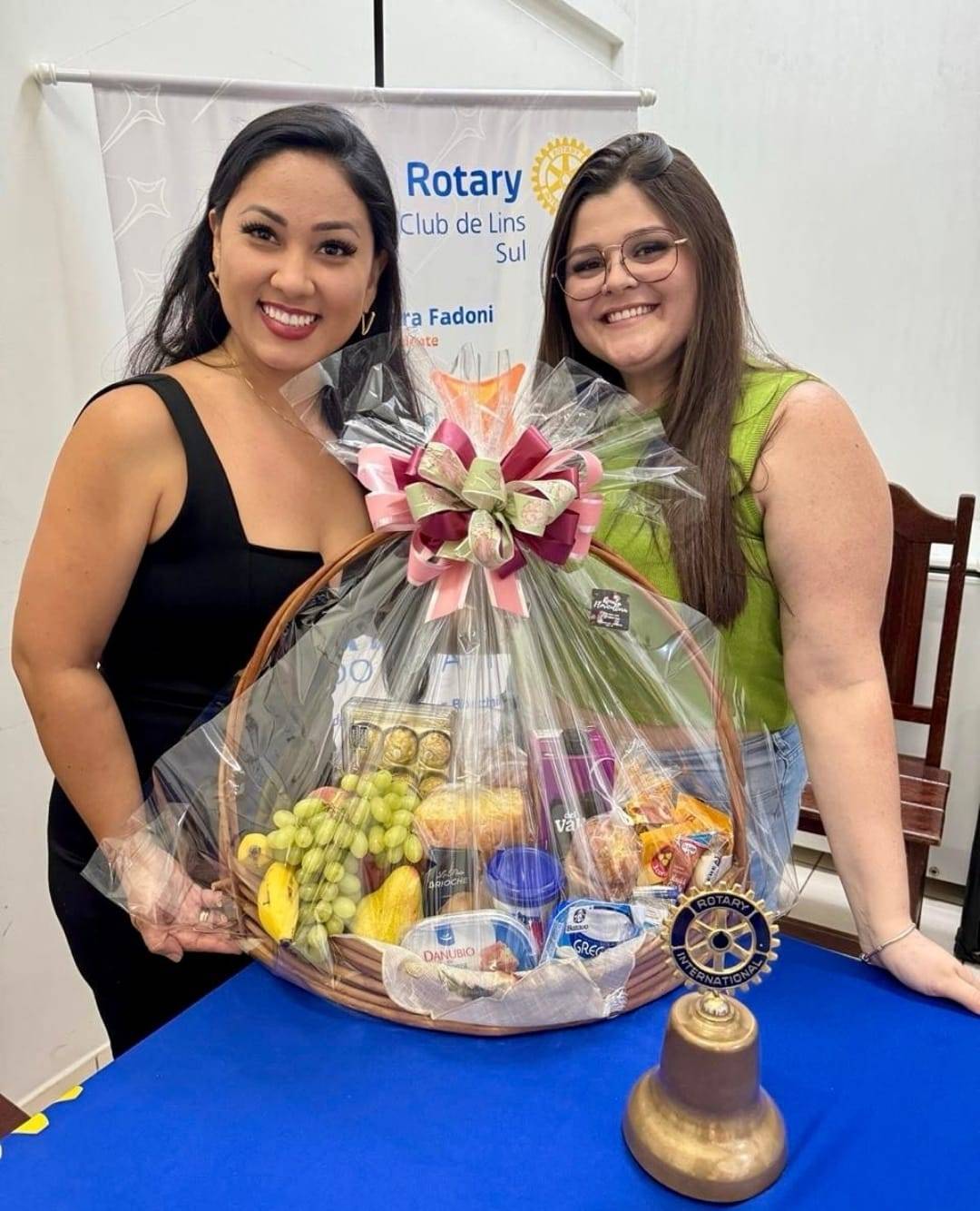 Rotary Club de Lins - Sul Realiza Reunião com Entrega de Prêmio Para Ganhadora da Ação Entre Amigos 