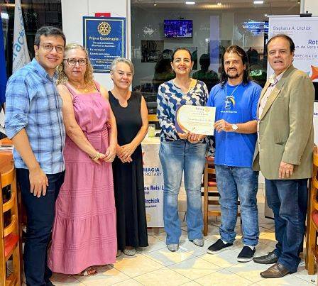 Gilson Jorge da Silva, do Educandário Bento de Abreu, recebe certificado por ação com o Rotary Club de Vera Cruz