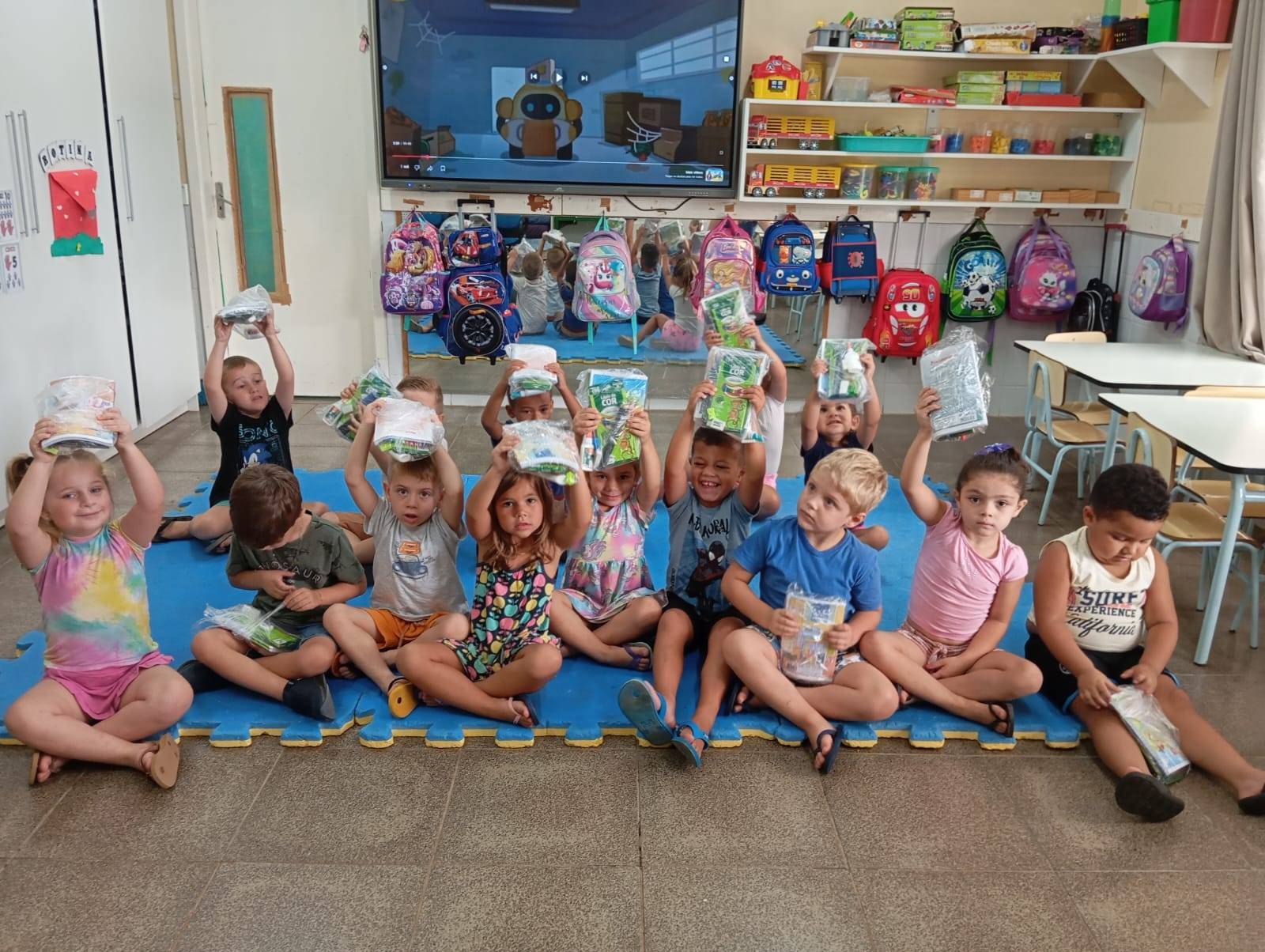 Na imagem, estudantes da Escola Municipal de Ensino Infantil Doce Infância recebendo seus kits escolares.