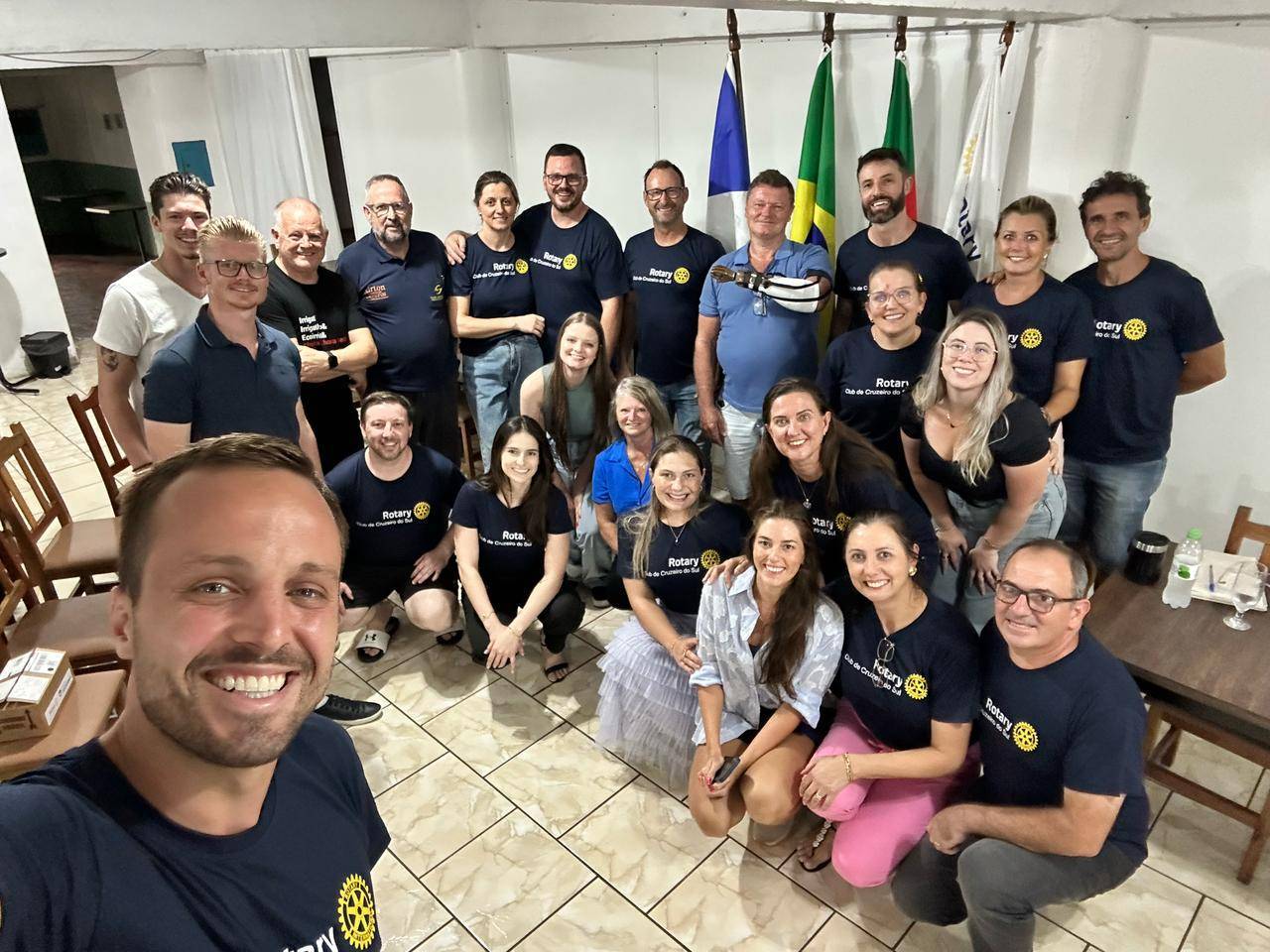 Na imagem Sr. Vilson Luis Wildner e seus familiares, juntamente com os companheiros rotarianos de nosso clube.