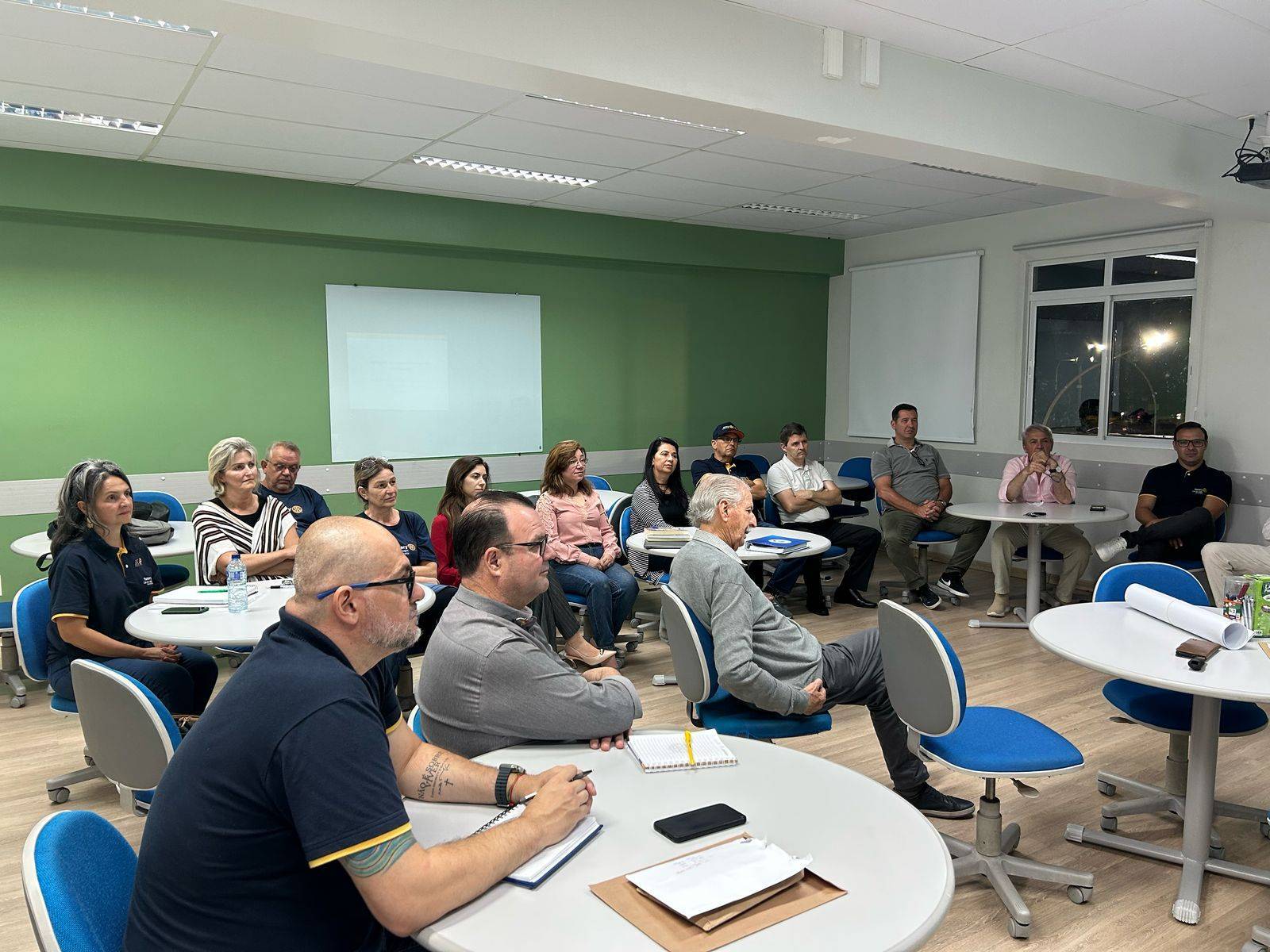 Integrantes do Rotary Lages Alvorada em reunião de planejamento de projetos