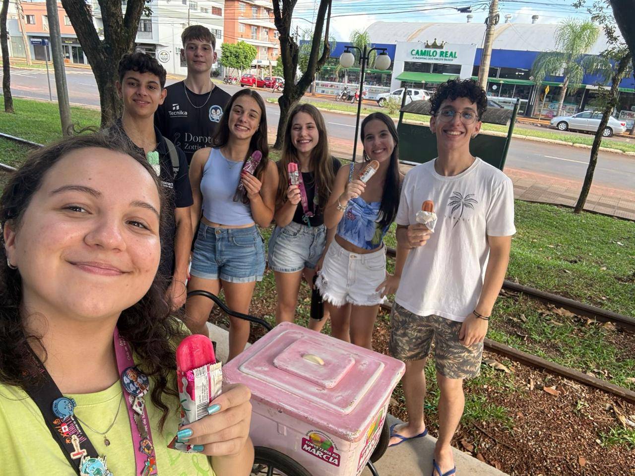 interactianos  vendendo picolés;