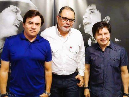 O produtor musical, Paulo Gomes, ao lado da dupla Chitãozinho e Xororó, agora no Rotary Club de Vera Cruz